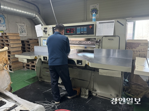 11일 파주 영신사에서 직원이 제본을 하고 있다. 2025.2.12 /마주영기자 mango@kyeongin.com