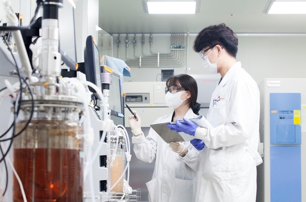 SK바이오사이언스가 세계보건기구 주관 ‘사스(SARS·중증급성호흡기증후군) 바이러스 국제표준물질 확립을 위한 공동연구’에 참가해 프로젝트를 완료했다고 12일 밝혔다. SK바이오사이언스 연구진들이 연구결과를 분석하고 있다. 2025.2.12 /SK바이오사이언스 제공
