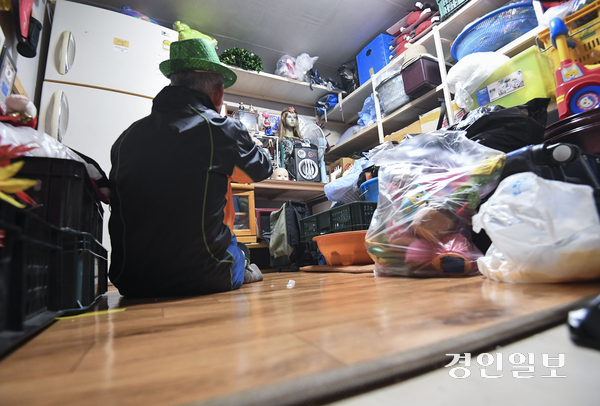 겨울철 사용하는 전기장판 화재를 예방하기 위해 장판 위에 무거운 물체를 올려두지 말고 전선 피복 상태 등을 꾸준히 확인해야 한다. /경인일보DB