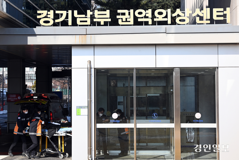 최근 정부의 예산 삭감으로 고려대구로병원 중증외상 전문의 수련센터가 문을 닫을 위기에 처하는 등 전국 17곳 권역외상센터가 고강도 노동과 만성 적자 문제로 구조 개선이 필요하다는 목소리가 나오고 있다. 11일 수원시 영통구 아주대학교 권역외상센터에서 소방대원들이 환자를 이송하고 있다. 2025.2.11 /최은성기자 ces7198@kyeongin.com