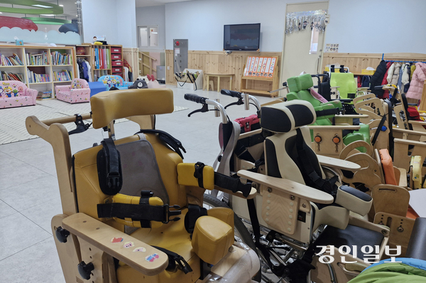 12일 찾은 성남의 한 장애아 전문 어린이집의 교실. 휠체어 등 장애 보호장구들이 어린이집 내부 한구석에 비치돼 있다. 2025.2.12 /고건기자 gogosing@kyeongin.com