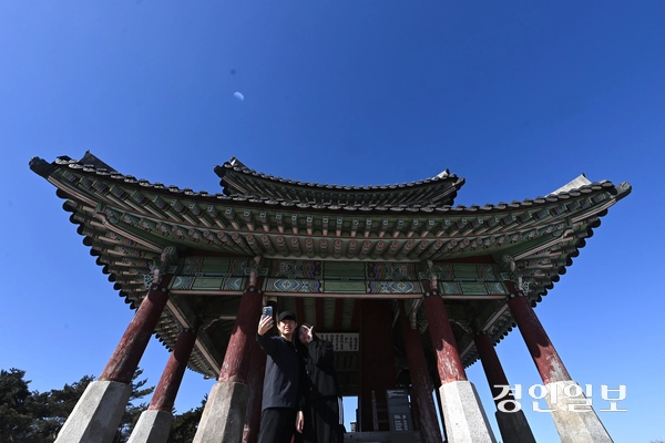 눈이 그치며 맑은 날씨를 보인 13일 오전 수원시 서장대에서 바라본 도심에 파란하늘이 펼쳐져 있다. 2025.2.13 /최은성기자 ces7198@kyeongin.com