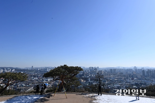 눈이 그치며 맑은 날씨를 보인 13일 오전 수원시 서장대에서 바라본 도심에 파란하늘이 펼쳐져 있다. 2025.2.13 /최은성기자 ces7198@kyeongin.com