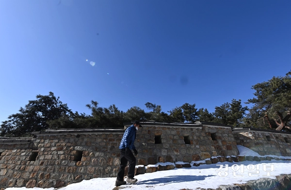 눈이 그치며 맑은 날씨를 보인 13일 오전 수원시 서장대에서 바라본 도심에 파란하늘이 펼쳐져 있다. 2025.2.13 /최은성기자 ces7198@kyeongin.com
