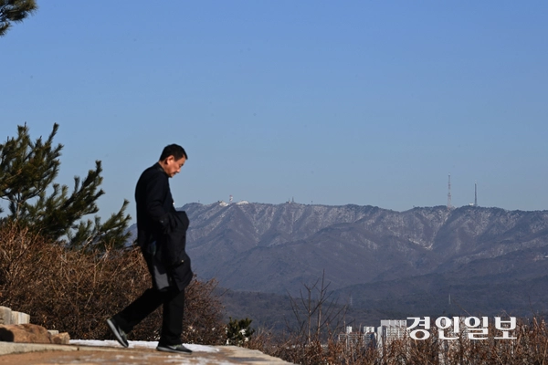 눈이 그치며 맑은 날씨를 보인 13일 오전 수원시 서장대에서 바라본 도심에 파란하늘이 펼쳐져 있다. 2025.2.13 /최은성기자 ces7198@kyeongin.com