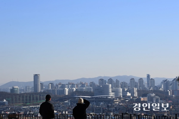 눈이 그치며 맑은 날씨를 보인 13일 오전 수원시 서장대에서 바라본 도심에 파란하늘이 펼쳐져 있다. 2025.2.13 /최은성기자 ces7198@kyeongin.com