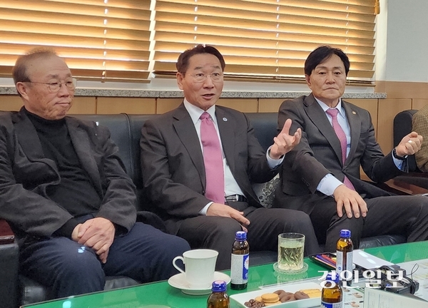 유정복 인천시장(사진 가운데)이 13일 오전 강화군을 연두방문한 자리에서 박용철 강화군수(사진 오른쪽)와 함께 기자실을 찾아 강화군에 대한 각종 지원 방침을 설명하고 있다. /정진오기자 schild@kyeongin.com