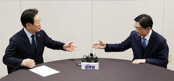 더불어민주당 이재명 대표와 김경수 전 경남도지사가 13일 국회에서 만난 뒤 서로 발언 순서를 양보하고 있다. 2025.2.13 /연합뉴스