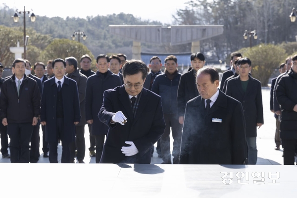 김동연 경기도지사는 13일 오전 광주 북구 운정동 국립5·18민주묘지를 방문해 참배했다. 2025.2.13 /경기도 제공