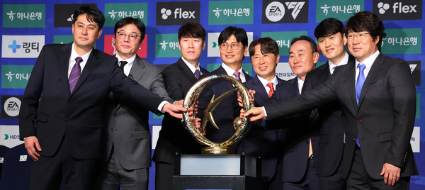 13일 서울 서대문구 스위스 그랜드호텔에서 열린 ‘하나은행 K리그1 2025 개막 미디어데이’에서 참가팀 감독들이 우승 트로피에 손을 얹고 기념촬영을 하고 있다. 왼쪽부터 FC안양 유병훈 감독, 대전 하나 시티즌 황선홍 감독, 수원FC 김은중 감독, 김천 상무 정정용 감독, FC서울 김기동 감독, 제주SK FC 김학범 감독, 강원FC 정경호 감독, 대구FC 박창현 감독. 2025.2.13 /연합뉴스