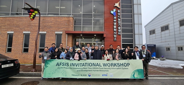 아세안 5개국 관계자들이 화성시농업기술센터를 방문, 스마트팜 운영사례를 견학했다/화성시 제공