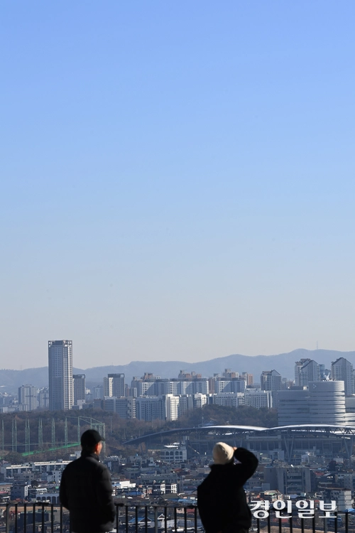 눈이 그치며 맑은 날씨를 보인 13일 오전 수원시 서장대에서 바라본 도심에 파란하늘이 펼쳐져 있다. 2025.2.13 /최은성기자 ces7198@kyeongin.com