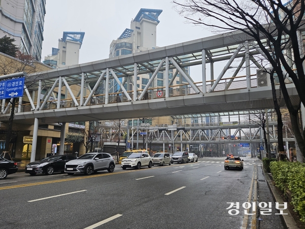 부천시 중동신도시 내 A 아파트단지에 설치된 공중연결통로. 시가 수년간 도로점용사용료를 부과하지 않아 4천만원 상당의 예산을 손실했다. 2025.02.13. 부천/김연태기자 kyt@kyeongn.com