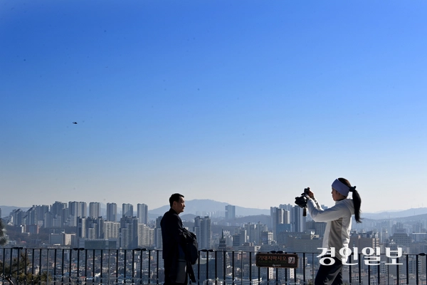 눈이 그치며 맑은 날씨를 보인 13일 오전 수원시 서장대에서 바라본 도심에 파란하늘이 펼쳐져 있다. 2025.2.13 /최은성기자 ces7198@kyeongin.com