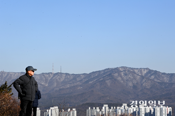 눈이 그치며 맑은 날씨를 보인 13일 오전 수원시 서장대에서 바라본 도심에 파란하늘이 펼쳐져 있다. 2025.2.13 /최은성기자 ces7198@kyeongin.com