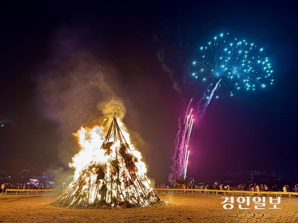 여주시와 여주사랑시민연합은 정월대보름을 맞아 지난 12일 남한강변 달맞이 광장에서 대규모 ‘여주 남한강 정월대보름 달집태우기 축제’를 성황리에 개최했다. 2025.2.12 여주/양동민기자 coa007@kyeongin.com