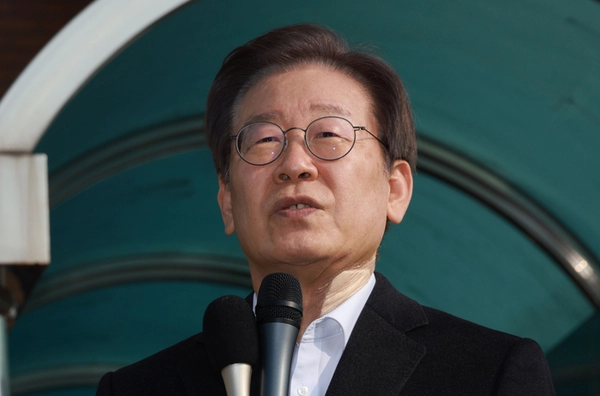 더불어민주당 이재명 대표가 지난해 1월 10일 서울 종로구 서울대학교 병원에서 퇴원하며 발언하고 있다. 이 대표는 당시 60대 남성에게 흉기로 피습당했다./연합뉴스