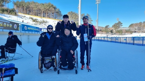 13일 인천시장애인체육회 최의순 사무처장과 이용석 기획총무팀장이 노르딕 스키 인천 선수들인 원유민(사진 맨 좌측)과 이수광(맨 우측)을 격려하기 위해 대회장을 찾았다. /인천시장애인체육회 제공