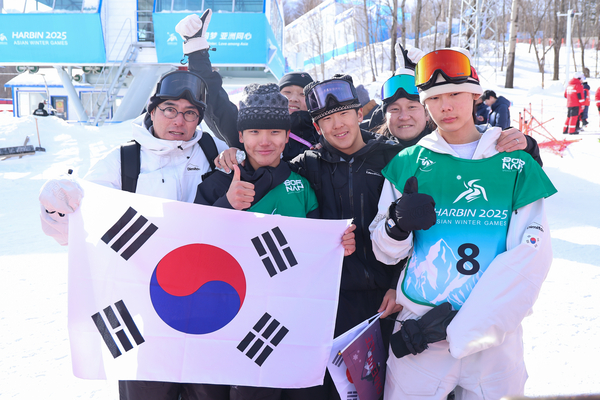 13일 중국 야부리 스키리조트에서 열린 하얼빈 동계아시안게임 스노보드 남자 하프파이프 결선에서 강풍으로 경기가 취소된 뒤 우리나라 선수단이 기념촬영을 하고 있다. 앞줄 왼쪽부터 김수철 감독, 김건희(금메달), 이채운, 이지오(동메달). 2025.2.13 /연합뉴스