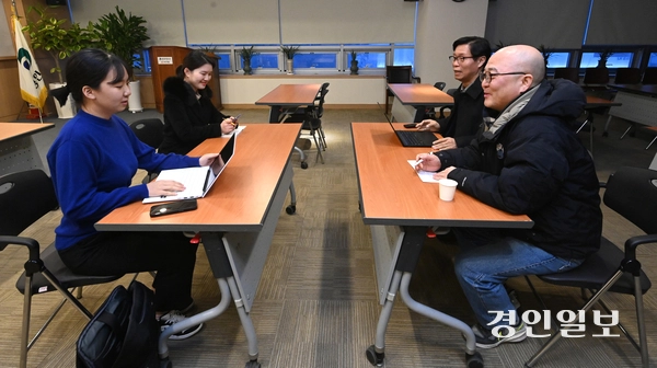 지난 13일 열린 경인일보 본사 독자위원회에서 독자위원들이 12월치 신문을 두고 대화하고 있다. 2025.1.13 /최은성기자 ces7198@kyeongin.com