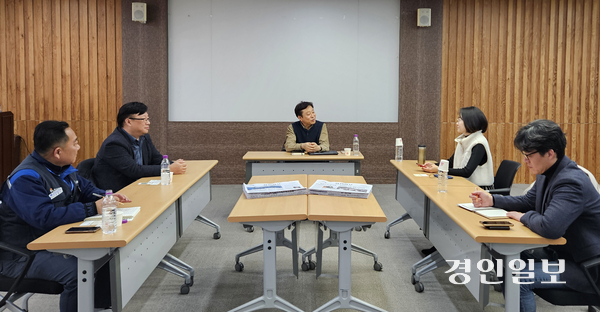 경인일보 인천본사 독자위원회 위원들이 12월치 신문을 두고 이야기하고 있다. 2024.12.23 /김희연기자 khy@kyeongin.com
