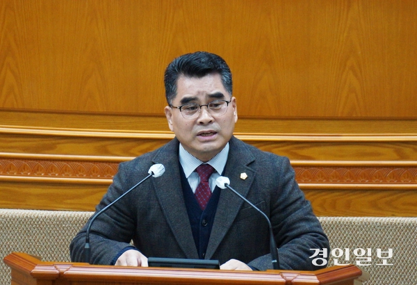 12일 열린 제300회 안양시의회 임시회 제2차 본회의 5분 자유발언에서 이재현 의원이 박달스마트밸리 사업과 관련해 발언하고 있디. 2025.2.12 안양/박상일기자 metro@kyeongin.com