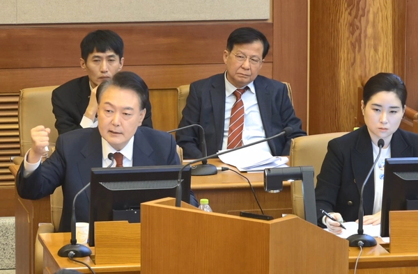 윤석열 대통령이 13일 서울 종로구 헌법재판소에서 열린 본인의 탄핵 심판 8차 변론에서 발언하고 있다.2025.2.13/헌법재판소 제공