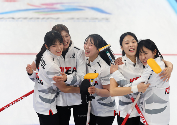 14일 중국 하얼빈 핑팡 컬링 아레나에서 열린 하얼빈 동계아시안게임 여자 컬링 결승전 한국과 중국의 경기에서 대표팀 선수들이 중국을 누르고 금메달을 확정 지은 뒤 환호하고 있다. 왼쪽부터 설예은, 설예지, 김수지, 김민지, 김은지. 2025.2.14 /연합뉴스