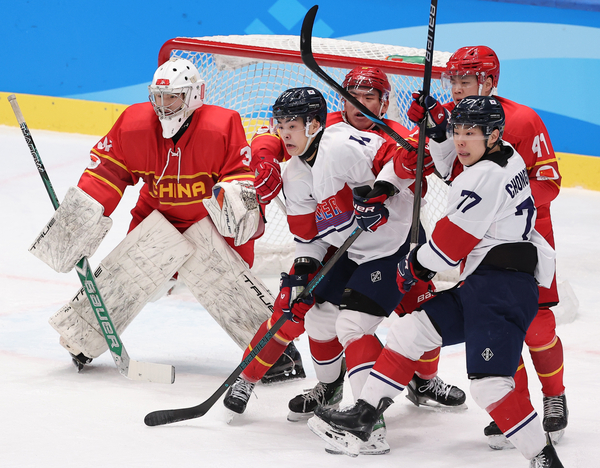 14일 중국 하얼빈 아이스하키 아레나에서 열린 하얼빈 동계아시안게임 아이스하키 남자 동메달결정전 대한민국과 중국의 경기에서 선수들이 퍽을 다투고 있다. 2025.2.14 /연합뉴스