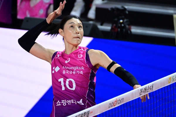 13일 인천 삼산월드체육관에서 열린 V리그 여자부 5라운드 흥국생명과 GS칼텍스의 경기에서 김연경이 공격을 시도하고 있다. /KOVO 제공