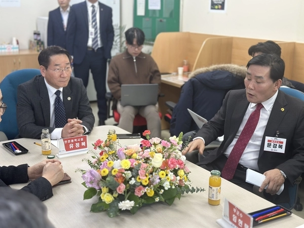 유정복 인천시장이 14일 연두방문으로 옹진군을 찾아 기자간담회를 하고 있다. 2025.2.14 /조경욱기자 imjay@kyeongin.com