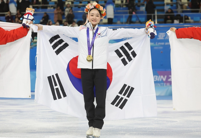 피겨 김채연이 13일 중국 하얼빈 헤이룽장 빙상훈련센터 다목적홀에서 열린 하얼빈 동계아시안게임 피겨 여자 싱글에서 금메달을 획득한 뒤 태극기를 들고 포즈를 취하고 있다. 2025.2.13 /연합뉴스