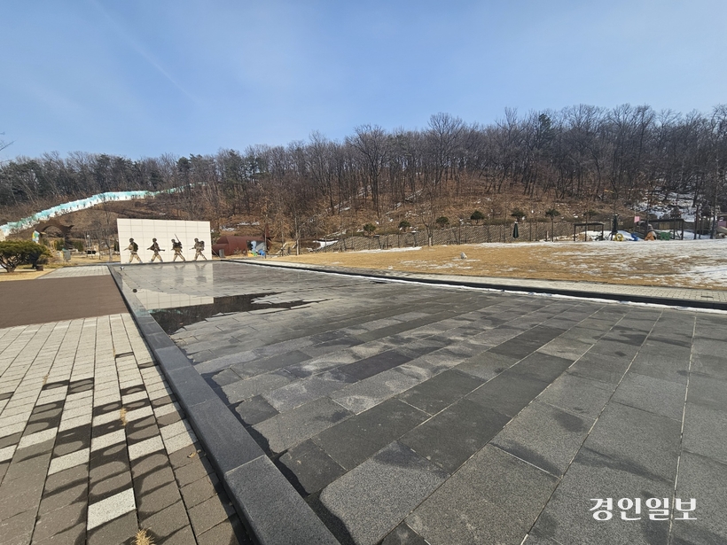 전장을 향하는 스미스 부대원 모습이 물 그림자 지는 추모공간 2025.2.15 /공지영기자 jyg@kyeongin.com
