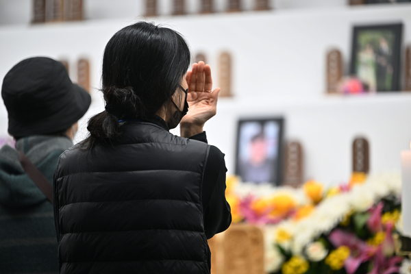 제주항공 여객기 참사 49일째인 15일 오전 전남 무안국제공항 분향소에서 열린 49재 합동위령제에서 유족들이 눈물을 흘리고 있다. 2025.2.15  /연합뉴스