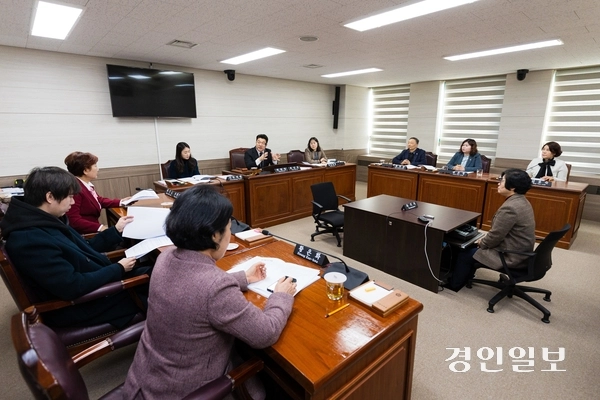 의회운영위원회는 14일 열린 ‘제295회 임시회 폐회 중 2차 회의’에서 안산미래연구원 원장 임명후보자 인사청문 실시계획서를 채택했다. 2025.2.14 /안산시의회 제공