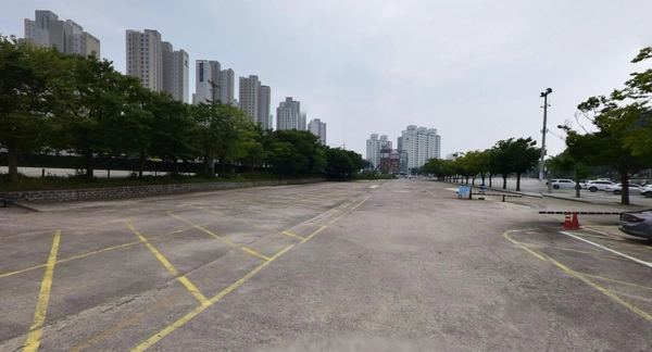 용인 한국민속촌이 수십년간 무상 사용하다 5년 단위로 점용허가를 받아 내장객 주자창으로 사용해오던 하천부지가 1년 단위로 점용허가 기간이 단축되고 향후 공공부지 활용방안이 추진된다. 기흥구 보라동 280의 3번지를 거리뷰 검색한 모습. /네이버 지도 거리뷰 캡처