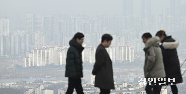 수도권 초미세먼지 농도가 ‘나쁨’ 수준을 보인 16일 오후 오산시 보적사에서 바라본 화성시 도심이 뿌옇게 보이고 있다. 2025.2.16 /이지훈기자 jhlee@kyeongin.com