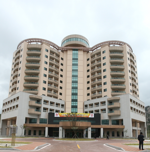 북한이 금강산 관광지구 내 남측 마지막 정부 시설인 이산가족면회소 철거를 시작했다고 통일부가 13일 밝혔다. 사진은 이산가족면회소 외부전경. 2025.2.13 /통일부 제공