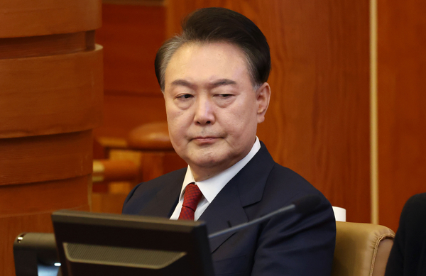 윤석열 대통령이 13일 서울 종로구 헌법재판소 대심판정에서 열린 ‘윤석열 대통령 탄핵심판 8차 변론’에 출석해 있다. 2025.2.13 /연합뉴스