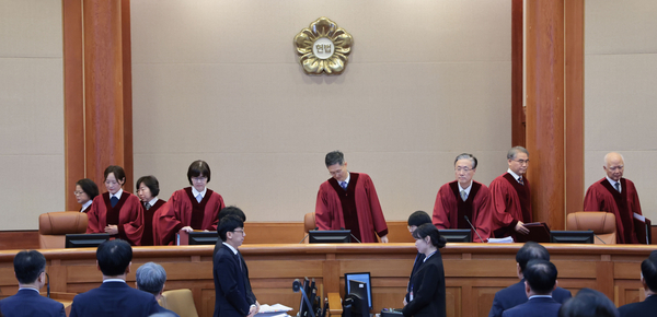 문형배 헌법재판소장 권한대행과 재판관들이 13일 서울 종로구 헌법재판소 대심판정에서 열린 ‘윤석열 대통령 탄핵심판 8차 변론’에 입장하고 있다. 2025.2.13 /연합뉴스