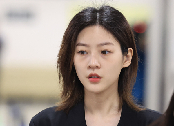16일 서울 성동경찰서에 따르면 배우 김새론이 성동구 자택에서 숨진 채 발견됐다. 사전에 만나기로 약속했던 친구가 김씨 집에 방문했다가 김씨를 발견하고 경찰에 신고한 것으로 전해졌다. 경찰 관계자는 “현재까지 외부 침입 흔적 등 범죄 혐의점은 확인되지 않았으나 사망 경위 등은 수사 중”이라고 말했다. 사진은 김 씨가 23년 4월 5일 서울중앙지법에서 열린 음주운전 관련 1심 선고공판에 출석하는 모습. 2025.2.16 /연합뉴스