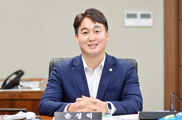 파주시의회 손성익 의원은 “‘시민을 대신하는 의원’이란 초심을 잃지 않고 발로 뛰며 실질적인 변화를 이끌어 내겠다”고 밝혔다. /파주시의회 제공