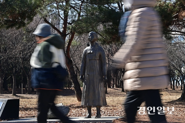 17일 오전 인천 부평공원 ‘평화의 소녀상’ 앞을 시민들이 지나고 있다. 일본군 위안부 피해자인 길원옥 할머니가 지난 16일 오후 향년 97세 일기로 별세해 일본군 위안부 피해 생존자는 7명으로 줄었다. 2025.2.17 /조재현기자 jhc@kyeongin.com