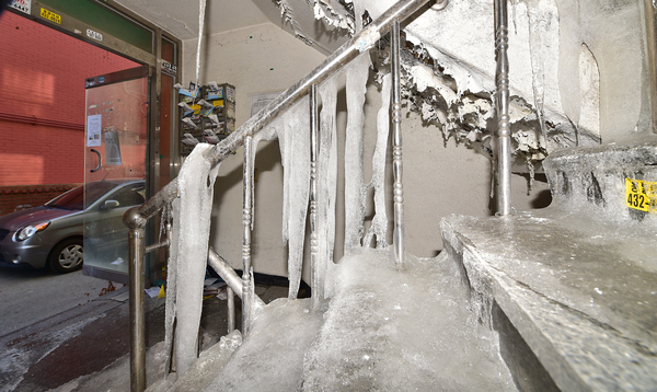 17일 오전 인천시 부평구 십정동 재개발구역 내 한 빌라 입구. 수도관 동파로 생긴 고드름이 난간과 계단을 뒤덮고 있다. 2025.2.17 /조재현기자 jhc@kyeongin.com