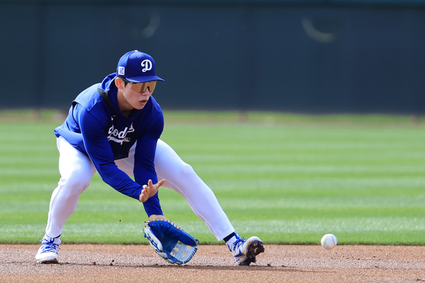 미국프로야구 메이저리그(MLB) 첫 시즌을 준비하는 로스앤젤레스 다저스 김혜성이 16일(현지시간) 다저스 스프링캠프가 열리고 있는 미국 애리조나주 글렌데일 캐멀백 랜치에서 내야 수비 훈련을 하고 있다. 2025.2.17 /연합뉴스
