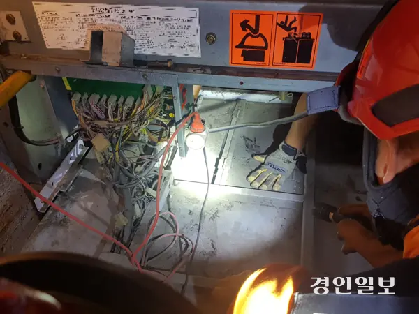 사진은 엘리베이터에서 구조활동하고 있는 구조대 모습. 기사와 관련없음. /경인일보DB