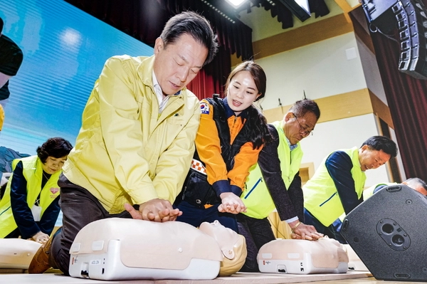 지난 2023년 4월 이재준 수원시장이 새빛안전지킴이 교육으로 심폐소생술 훈련을 받고 있다. /수원시 제공