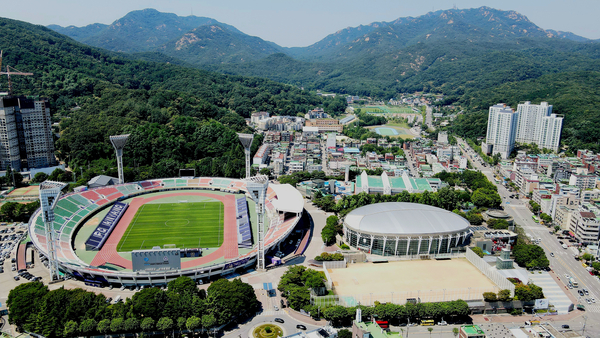 안양시가 안양종합운동장과 비산체육공원 일대를 연계해 ‘공공복합체육시설’을 조성하는 사업을 본격 추진한다. 사진은 안양종합운동장 일대 전경. /안양시 제공