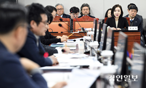 18일 오전 경기도의회 인사청문특별위원회에서 유정주 경기문화재단 대표이사 후보자에 대한 인사청문회가 진행되고 있다. 2025.2.18 /이지훈기자 jhlee@kyeongin.com