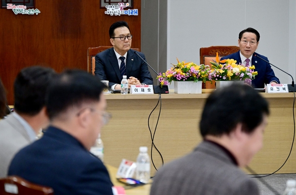 유정복 인천시장이 18일 연수구청을 연두방문한 가운데 이재호 연수구청장과 주요업무 보고를 받고 있다. 2025.2.18 /인천시 제공